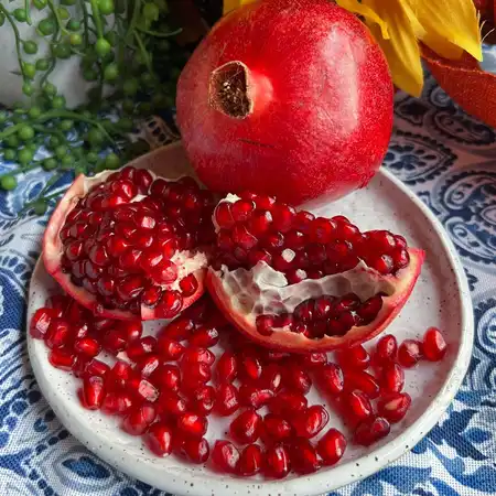pomegranate-and-seeds-s.webp